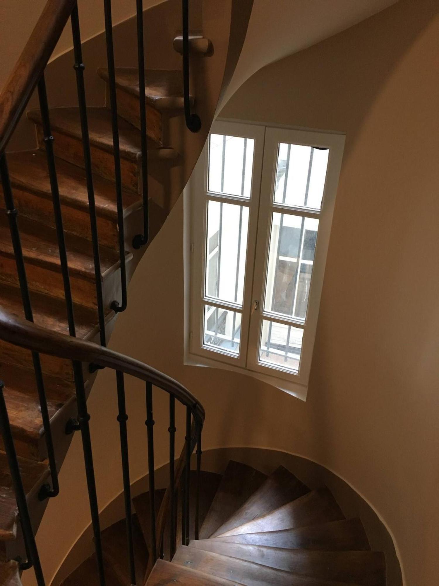 Renovated Terraced In Montmartre *