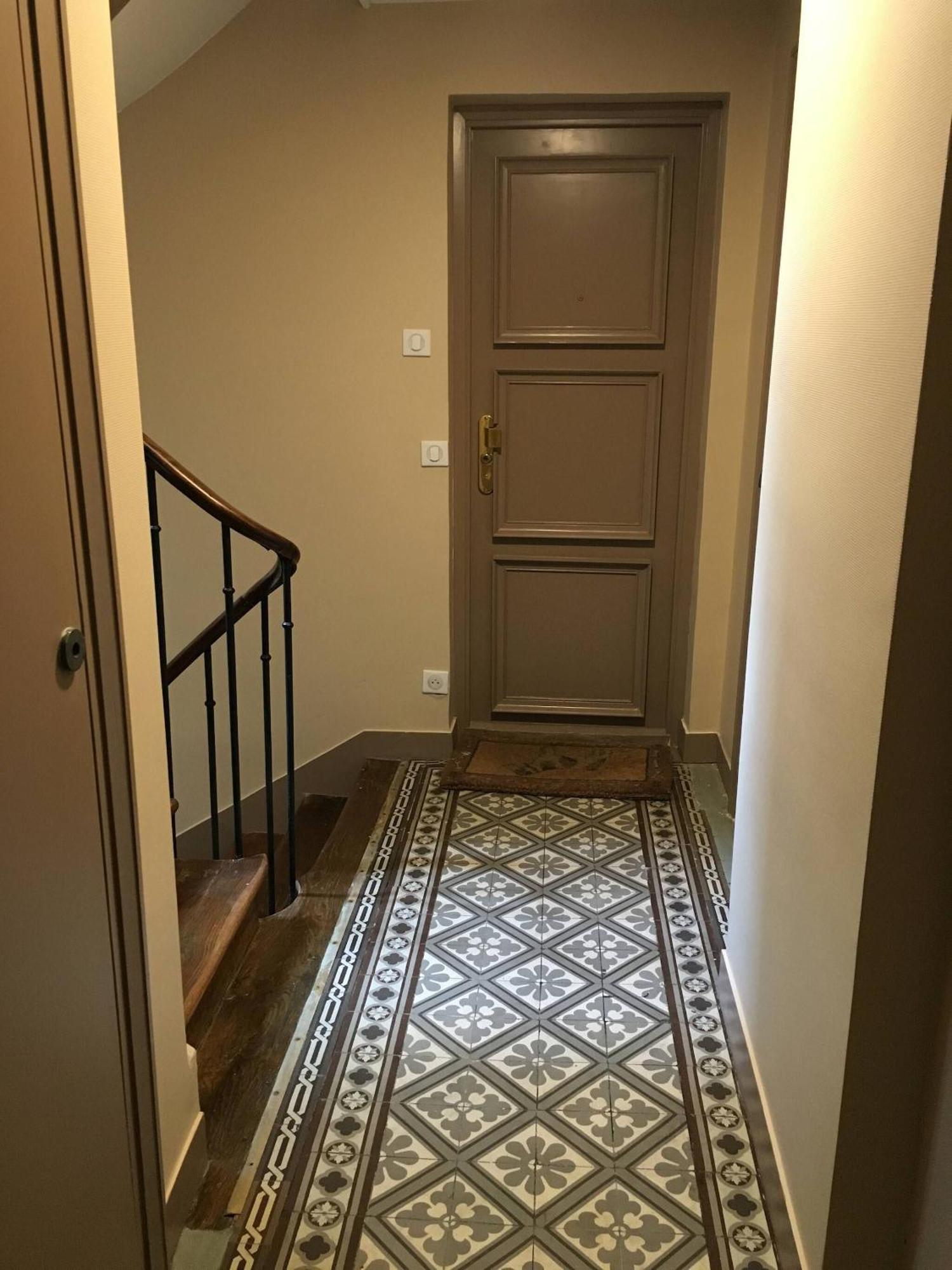Renovated Terraced In Montmartre Parijs