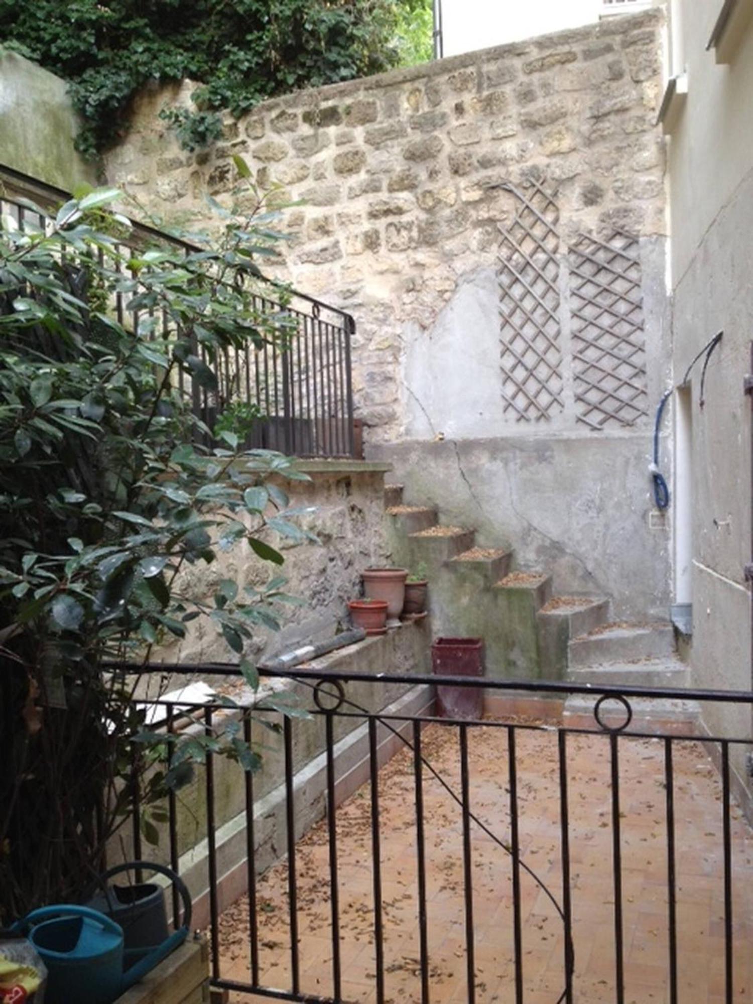 Renovated Terraced In Montmartre