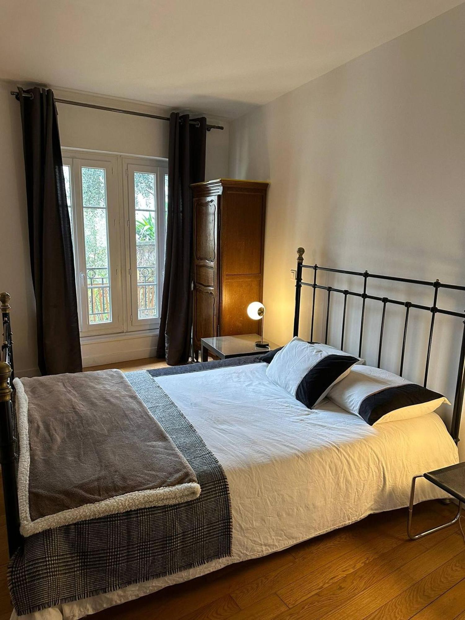 Renovated Terraced In Montmartre