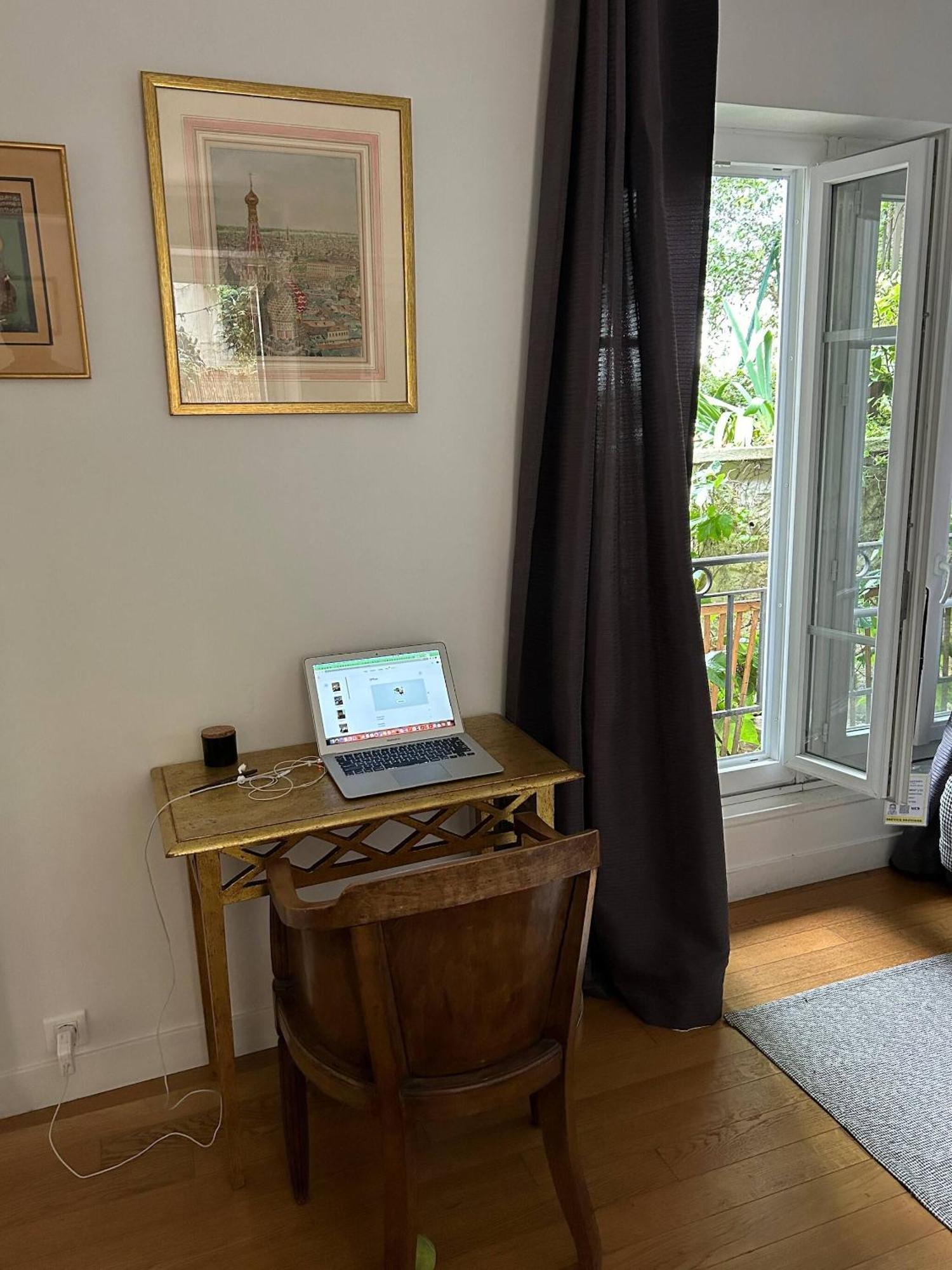 Renovated Terraced In Montmartre * Parijs
