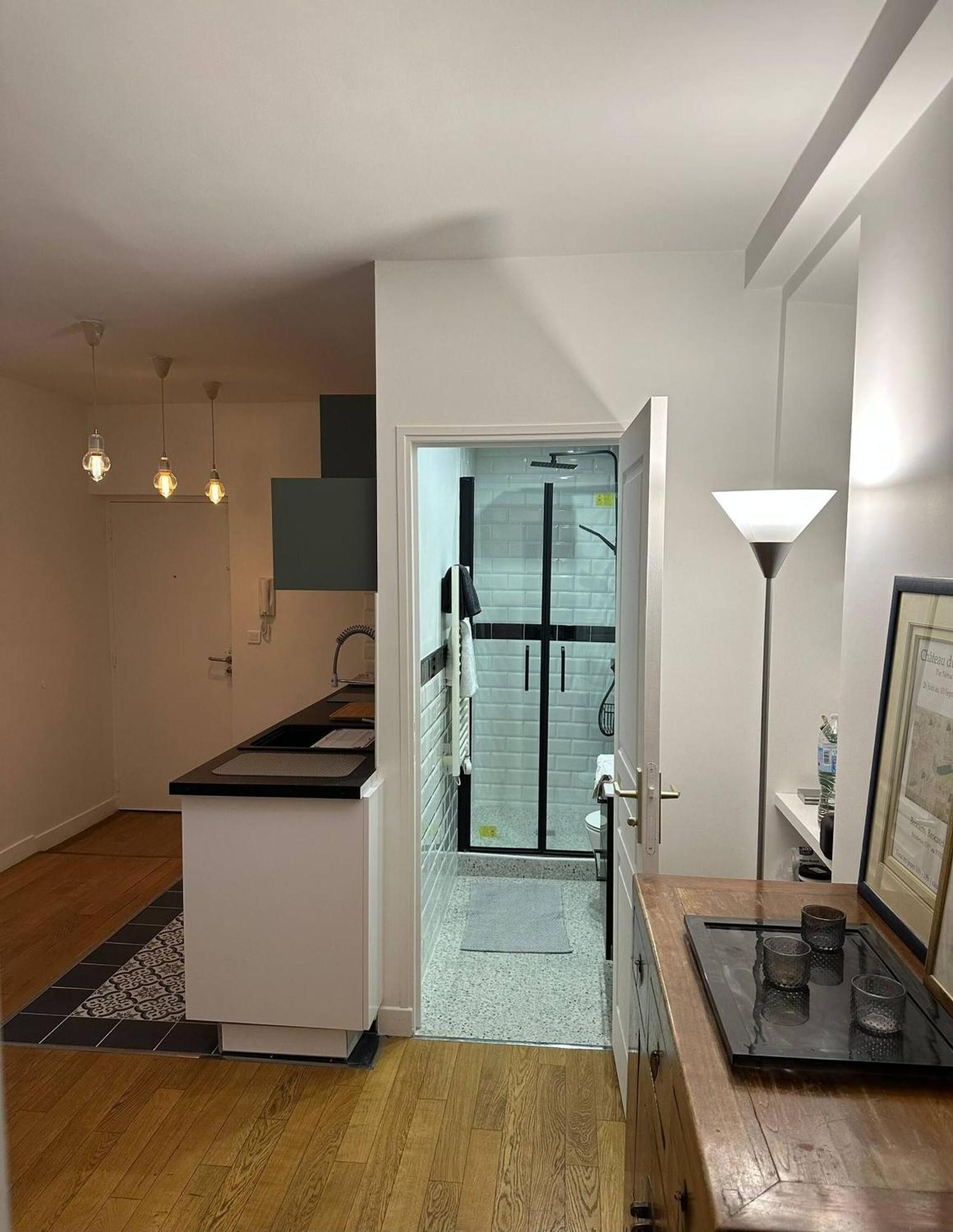 Renovated Terraced In Montmartre Parijs