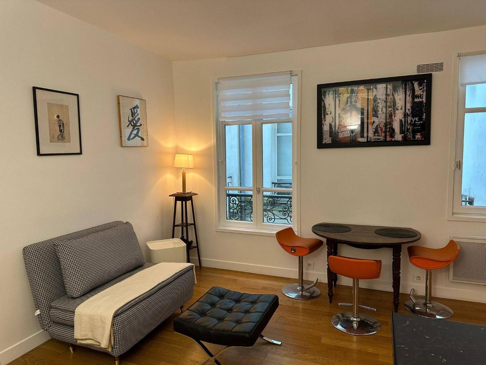 Renovated Terraced In Montmartre Paris