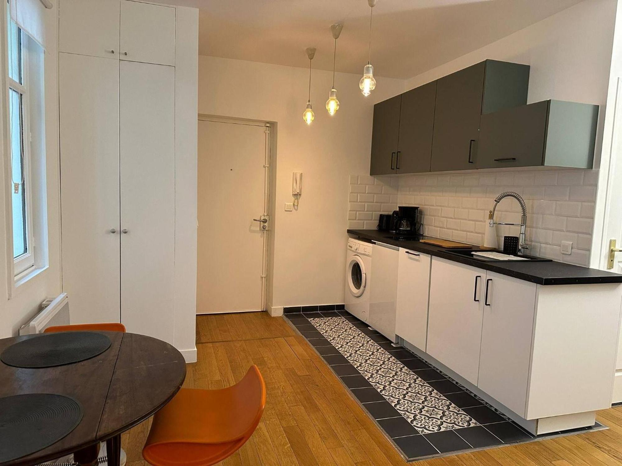 Renovated Terraced In Montmartre * Parijs
